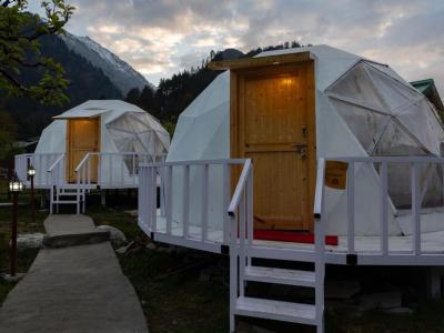 Couple Luxury Igloo